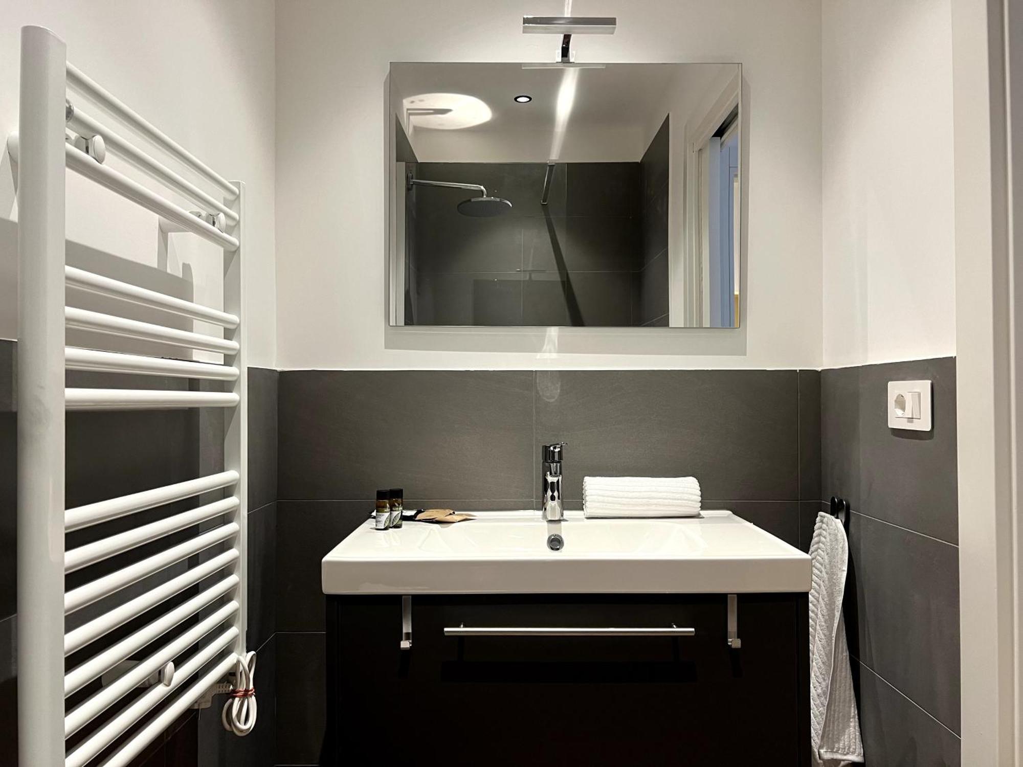 Near Vatican, Irnerio 47 Guest House Рим Екстер'єр фото
