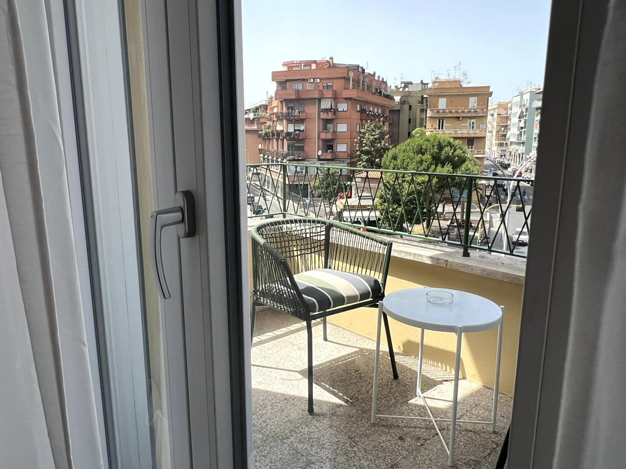 Near Vatican, Irnerio 47 Guest House Рим Екстер'єр фото