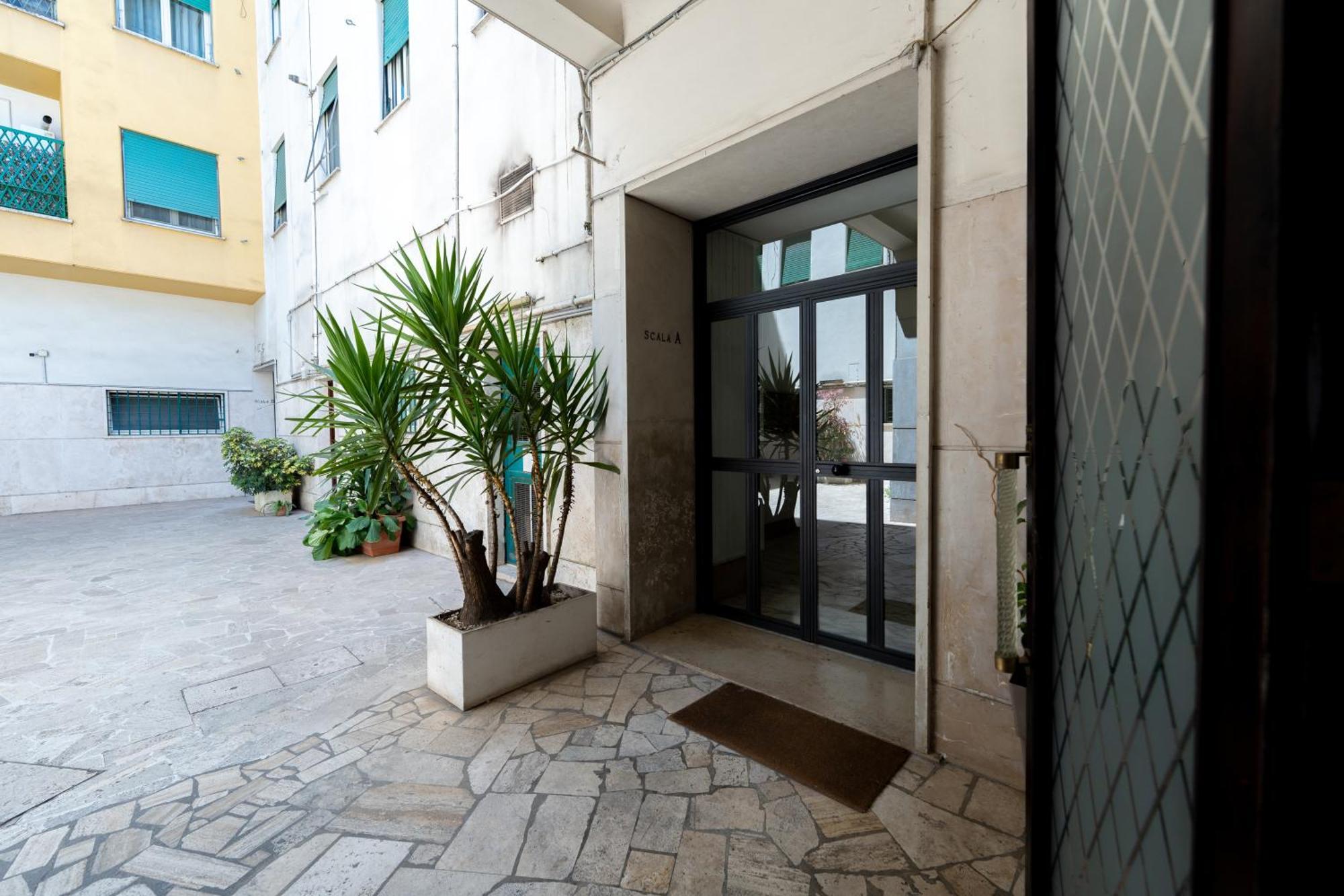 Near Vatican, Irnerio 47 Guest House Рим Екстер'єр фото